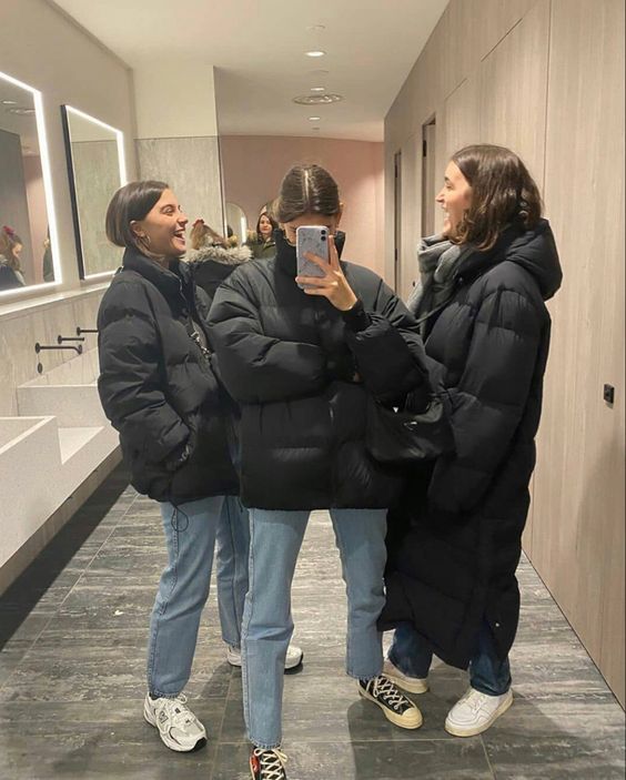 How To Wear Comfy Outfits This School Year - Society19 Oversized Puffer Jacket Outfit, The North Face Jackets Outfits, North Face Jacket Outfit, Oversized Jacket Outfit, Puffer Jacket Outfits, Black Jacket Outfit, Puffer Outfit, The North Face Puffer Jacket, Winter Jacket Outfits