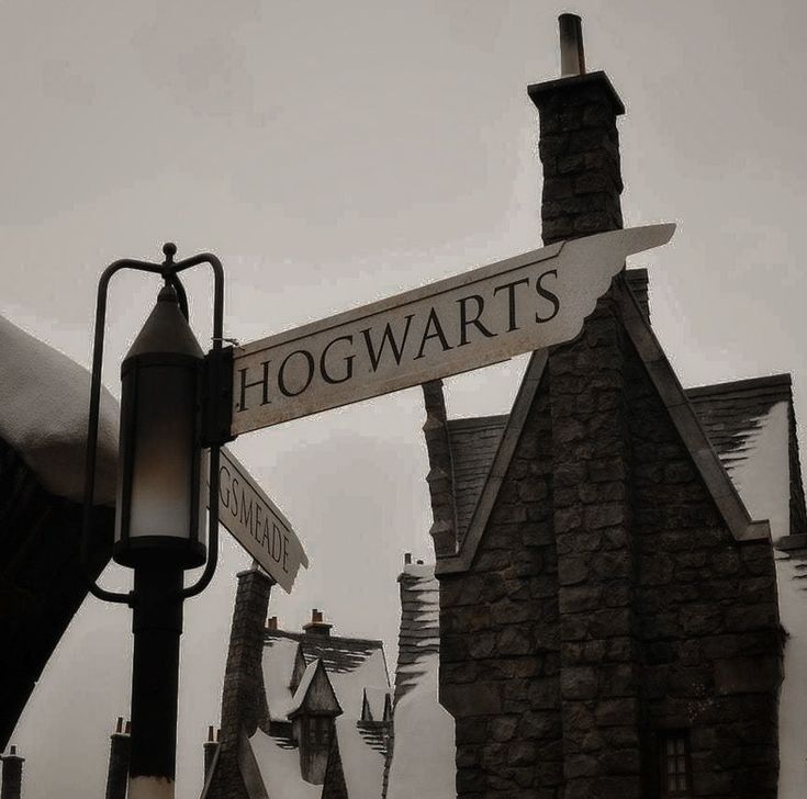 a street sign that reads hogwarts on it's side next to a building