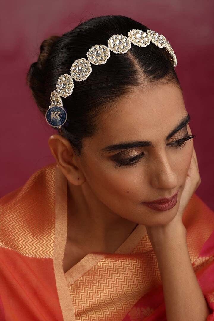 Hair Accessory is trending, these are so much in fashion and you can style them easily even if you aren't a Bride!! Kundan Head Band or Sheesh Phool tikka.  Indian Bridal Matha Patti or Sheesh patti/Matha phool, Kundan Indian Jewelry. Indian Bridal Jewelry. Pakistani Kundan Sheesh Phool.  👉🏻Very versatile hair accessory / hair band studded with Dabi Kundan pearl scalloped on brass as base metal with 18K Gold Plating & Finish. 👉🏻Length - 10.5 Inches adjustable via hook. ✅Check other styles av Diwali Dupatta With Stone Work, Festival Dupatta With Stone Work, Traditional Festive Wedding Hair Accessories, Traditional Wedding Festive Headpiece, Bollywood Kundan Bridal Accessories For Reception, Festive Kundan Bridal Accessories For Diwali, Wedding Tikka With Zari Work For Navratri, Bollywood Style Tikka With Zari Work, Festive Wedding Tikka With Gota Work