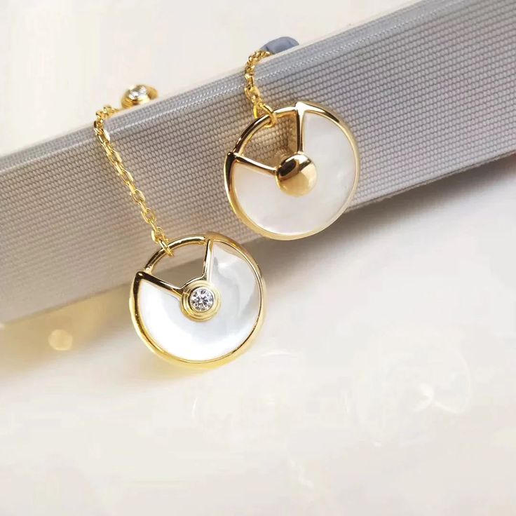 These amulette drop earrings feature a stunning mother of pearl design in a bold gold setting. Elevate any outfit with the elegance and sophistication of these statement earrings. Add a touch of luxury to your look with the AMULETTE DROP EARRINGS MOP GOLD. ADDITIONAL INFORMATION Color: gold Stone: Diamond Ref. J11757 Material:- 925 Sterling Silver - 18k Gold Plated- 18k Real Gold ( contact us via instagram) Inner diameter 10mm. Our replica products are committed to quality and color when used. T Trinity Bracelet, Light Earrings, Detailed Jewelry, Fashion Enthusiast, Pearl Design, Love Bracelets, Love Necklace, Real Gold, Timeless Beauty