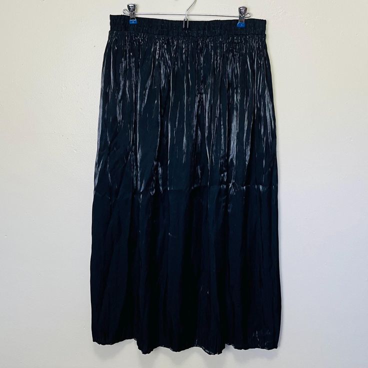 Womens XL-2X Rayon poly blend by Worthington 32-44" waist Open hips 35" length Shimmery black trash bag vibe skirt-- it is soooo cool and fun, it reminds me of Balenciaga or something. The color is shiny black that turns silvery white in the light. It would look amazing worn dressed up with a ruffled top or even just a band tee. In excellent vintage condition with no noted flaws Plus Size Midi Skirt, Open Hips, Band T Shirts, Ruffled Top, Trash Bag, Bag Vintage, Band Tees, Vintage 90s, Balenciaga