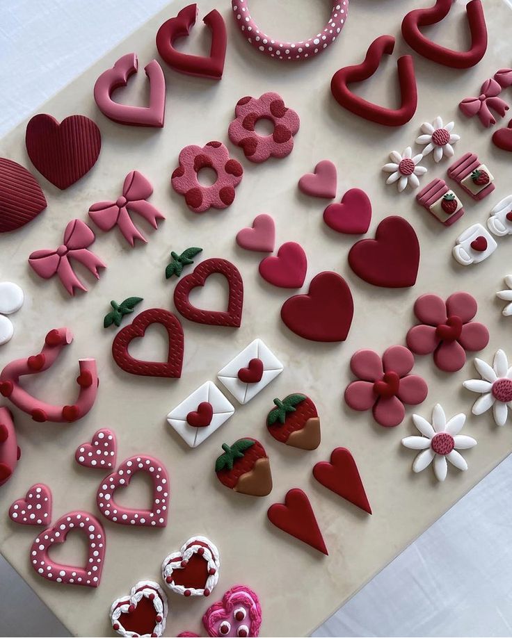 a table topped with lots of different types of buttons