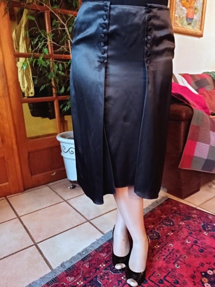 Nina Ricci silk satin black skirt cut Silk slip skirt midi Silk clothing Silk ,vintage 80s pure black silk skirt Nina Ricci festive, woman vintage 80s materials: 100% silk matte silk satin Total length:68cm size:40FR Side closure with hidden zipper. Pretty skirt in pure silk with two pleats in front and pretty buttons of the same material Festive skirt of very good brand Nina Ricci made in France of very good quality Evening skirt, Christmas costume, festive skirt, women's gift In excellent cond Silk Pleated Skirt For Night Out, Black Fitted Silk Skirt, High Waist Satin Lined Skirt, Fitted Black Silk Skirt, Black Silk Pencil Skirt, High Waist Satin Skirt With Lining, High Waisted Satin Lined Skirt, Silk Midi Pencil Skirt For Evening, Satin Pencil Skirt For Party