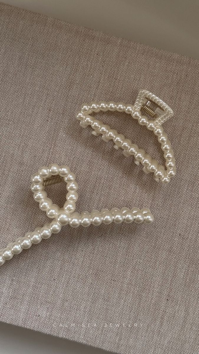 Aesthetic & Minimalist hair claw clips Hair Accessories Claw Clips, Pearl Hair Claw Clip, Hair Accessories Claw Clip, Claw Clips Cute, Cute Hair Claw Clips, Cute Clips For Hair, Cool Hair Clips, Hair Assesories Aesthetic, Cute Hair Accessories Aesthetic