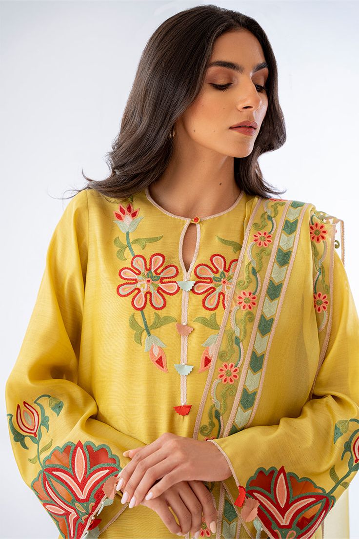 Aari Work Suit Design, Sania Maskatiya, Neckline Embroidery, Embroidery Boutique, Organza Shirt, Boutique Suits, Kurti Patterns, Salwar Kamiz, Aari Embroidery