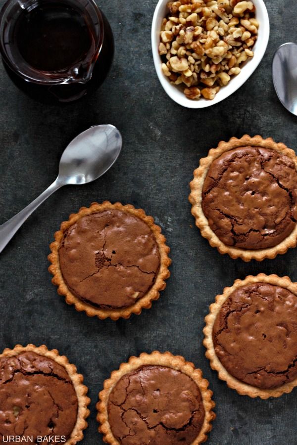 Mini Fudge Brownie Tarts by @URBANBAKES Pretty Pie Crust, Brownie Pie, Fudge Pie, Resep Brownies, Buttery Pie Crust, Mini Brownies, Dessert Smoothie, Brownie Toppings, Fudge Brownie