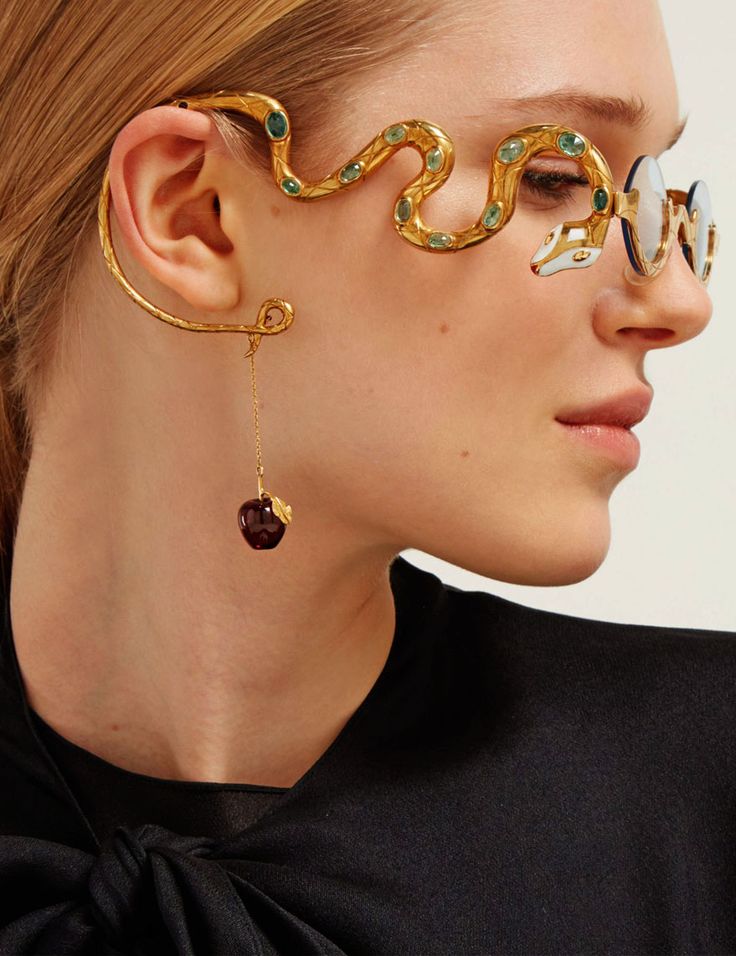 Eyewear converges with fine jewellery – pieces take up to 700 hours to make and are adorned with glittering precious stones Precious Stones Ring, Precious Stones Aesthetic, How To Style Earrings, Precious Aesthetic, Inexpensive Jewelry, Cognac Diamonds, Wearing Glasses, Cat Eyes, John Paul