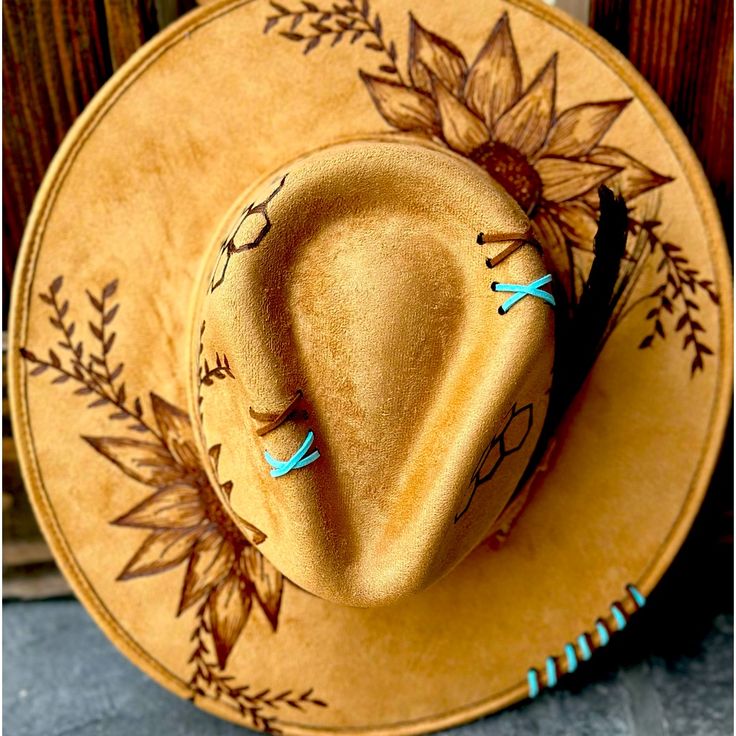 This Sunflowers & Honeycomb Boho Hat Is Beautifully Burned And One Of A Kind. This Vegan Suede Rancher Has An 9.5 Inch Brim And Fits Heads Between 56-58 Cm. Diy Leather Hat, Cowboy Hat Crafts, Cowboy Hat Design, Custom Cowboy Hats, Hat Decor, Western Bedroom, Felt Cowboy Hats, Painted Hats, Rancher Hat