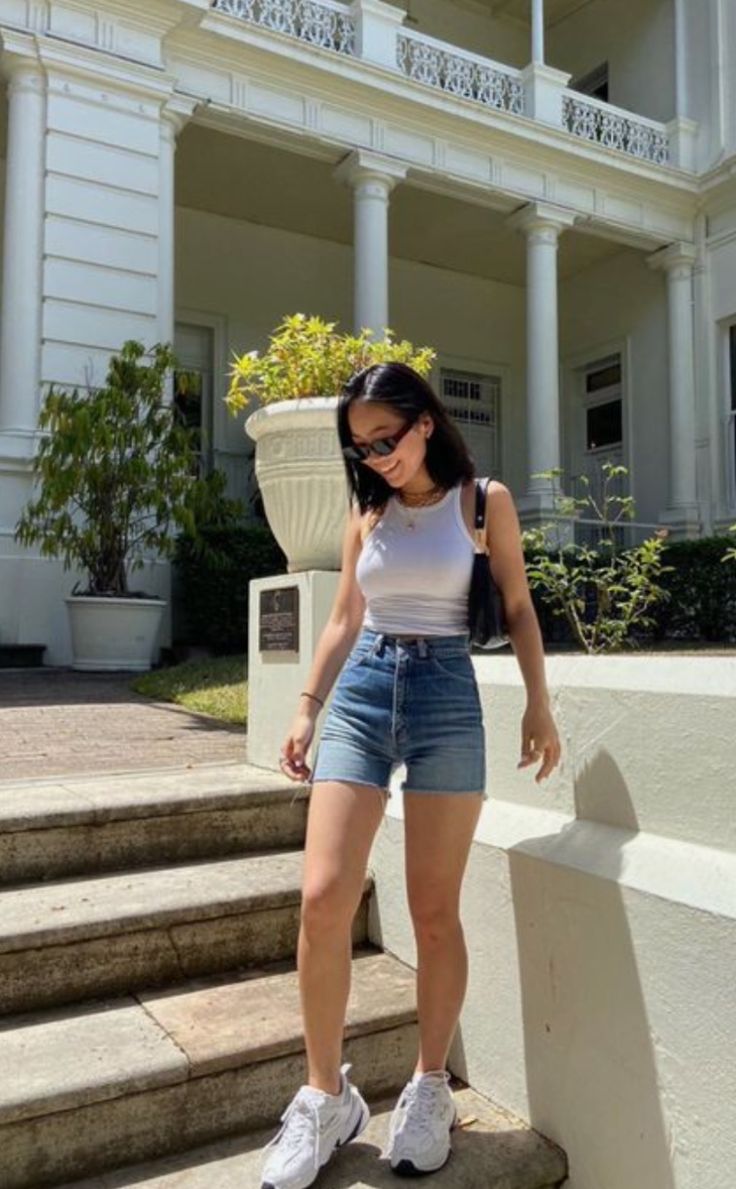 levis 501 mid thigh shorts paired with white ribbed tank top for summer outfit inspo Ribbed Top Outfit, Looks Com Short Jeans, White Crop Top Outfit, White Tank Top Outfit, Look Short Jeans, Looks Com Short, White Tops Outfit, Tops Amazon, Look Grunge