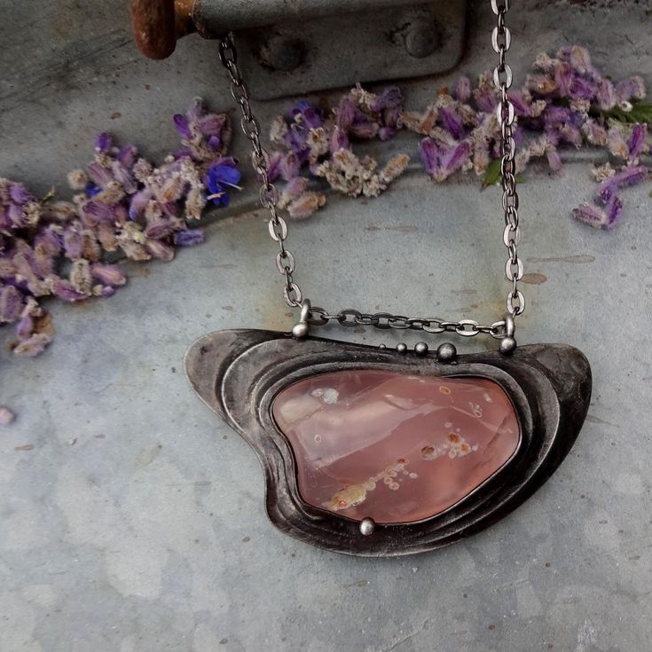 The handmade necklace is made of tin, amethyste and rose quartz. - 40 mm x 70 mm.  - 18 + inches metal chain. Mind Palace, Agate Necklace, Quartz Rose, Handmade Necklace, Metal Chain, Czech Republic, Handmade Necklaces, Halloween Shopping, Rose Quartz