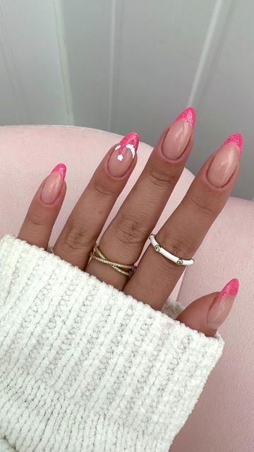 Preppy Christmas Nails Acrylic, Pink Santa Nails, Pink Santa Hat Nails, Nails Pink Christmas, Christmas Hat Nails, December Nails Christmas Xmas, Christmas Nails Pink And White, Pink Winter Nails Acrylic, Christmas Nails Santa Hat