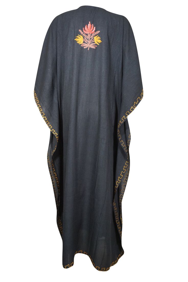 Spring Bohemian Maxi Abaya, Black Bohemian Style Thobe, Bohemian Black Thobe Tunic, Bohemian Black Thobe In Tunic Style, Black Bohemian Tunic Thobe, Long Black Abaya For Vacation, Black Long Thobe For Summer, Casual Long Thobe For The Beach, Bohemian Black Maxi Length Thobe