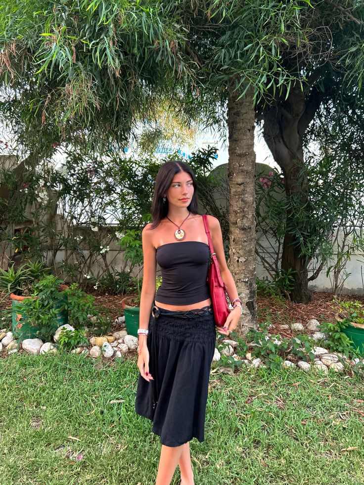 Belt Outfits Aesthetic, Chunky Necklaces Statement Outfit, Midi Dresses Outfit, Black Midi Skirt Aesthetic, Summer Outfits Skirts Midi, Midi Skirt Outfit Vintage, Vintage Red Bag Outfit, Black Outfit Red Bag, Summer Outfit Black Skirt