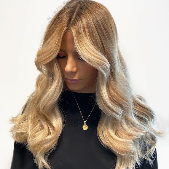 So werdet ihr Gelbstich im Haar los | Wella Professionals Tone Yellow Hair, Occipital Bone, Icy Blonde Balayage, Blond Beige, Butter Blonde, Blonde Toner, Soft Balayage, Buttery Blonde, Brassy Blonde