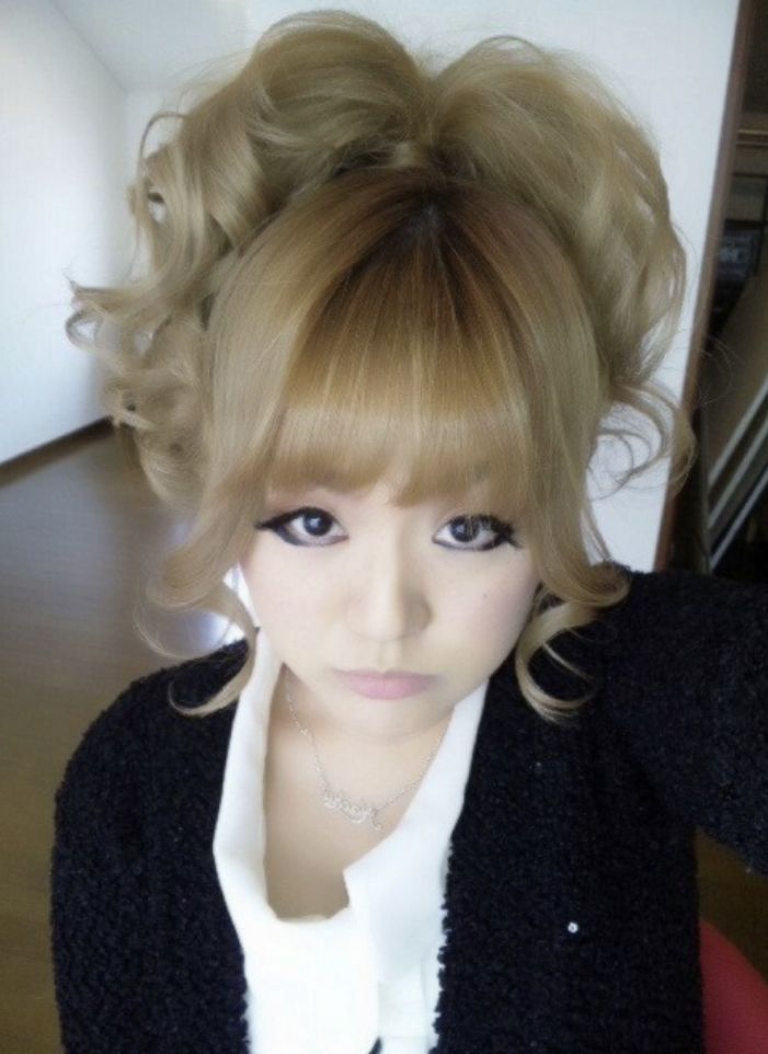 Gyaru High Ponytail, Kawaii Bun Hairstyles, Gyaru Hair Curly, Gyaru Hair Color Ideas, Kawaii Core Hairstyles, Gyaru Hairstyles Curly, Hime Gyaru Hairstyles, Gyaru Short Hairstyles, Gyaru Updo