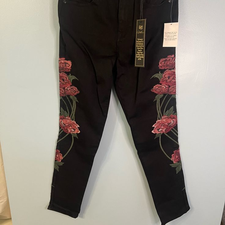 Gorgeous Dg2 Black Jeans With Red Rose Embroidery Along The Legs. Perfect For A Date Night Or Concert. Size 8. Spring Black Embroidered Pants, Spring Embroidered Black Pants, Fitted Embroidered Black Bottoms, Red Rose Embroidery, Rose Embroidered Jeans, Ombre Jeans, Beige Jeans, Purple Jeans, Red Jeans