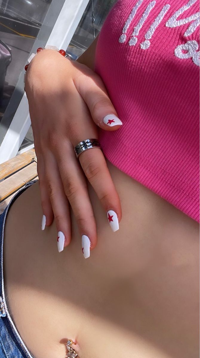 White And Red Star Nails, White Nails Pink Stars, White Nails With Pink Stars, White Nails With Red Stars, Pink Nails With White Stars, Downtown Girl Nail Ideas, Pink And White Star Nails, Pink Nails Stars, White Nails With Red Design