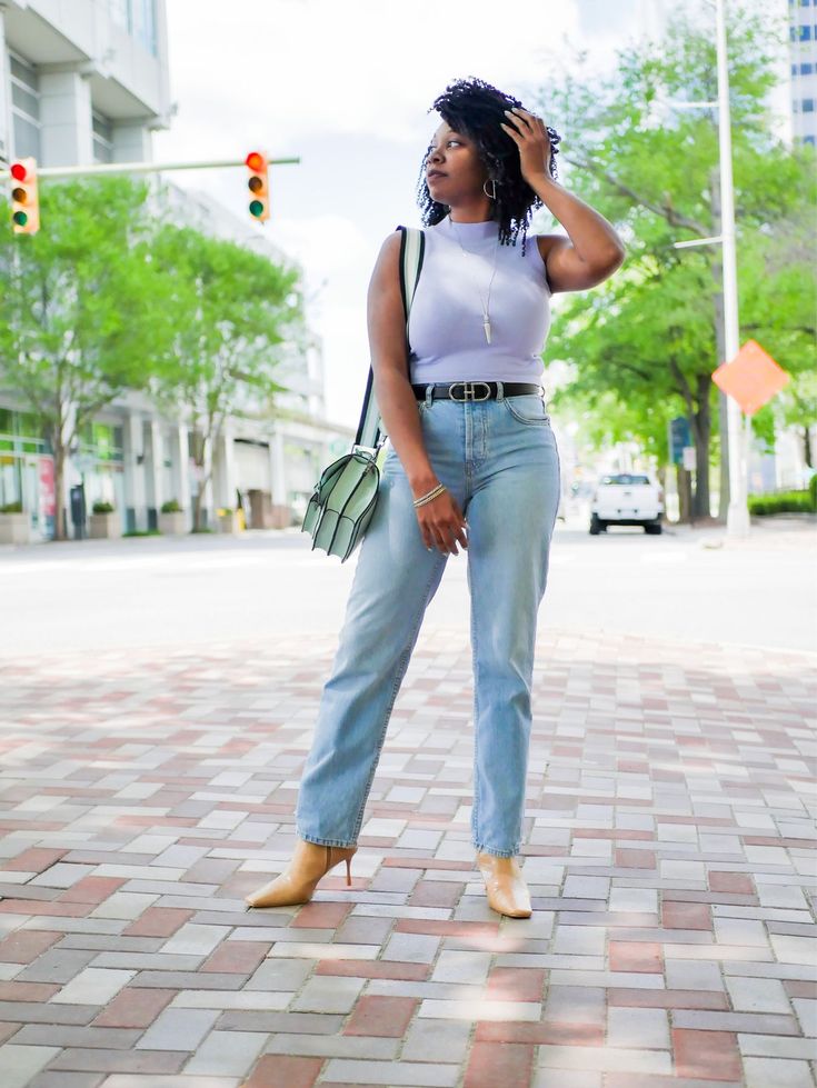 Mint Purse Outfit, Green Purse Outfit, Green Bag Outfit, Style Straight Jeans, Mint Green Fashion, Casual Office Style, Mint Green Bags, Mint Green Purse, Business Casual Jeans