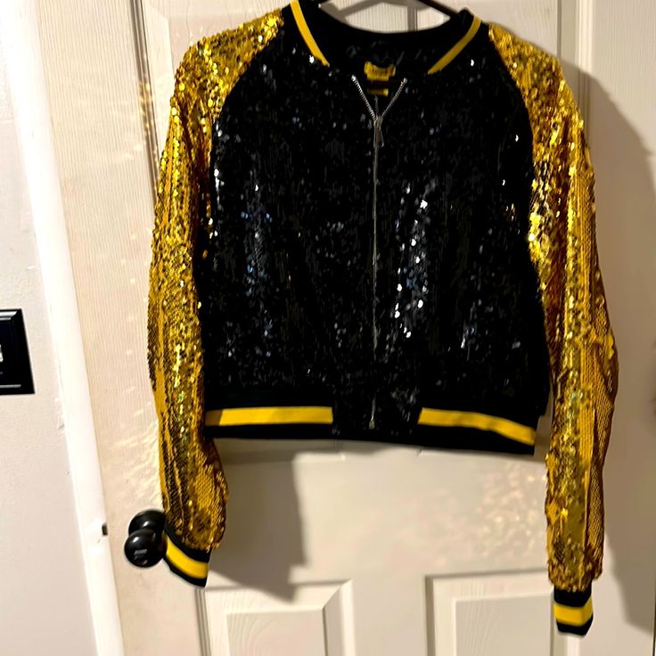 Nwt Daisy Jacket Size M/L Black And Gold Sequins Halloween Bling Hooded Costume Outerwear For Fall, Hooded Outerwear For Fall Costume Party, Fitted Hooded Party Outerwear, Trendy Long Sleeve Halloween Outerwear, Hooded Fall Party Outerwear, Long Sleeve Fall Costume Outerwear, Long Sleeve Costume Outerwear For Fall, Black Sequined Outerwear For Fall, Trendy Hooded Outerwear For Party