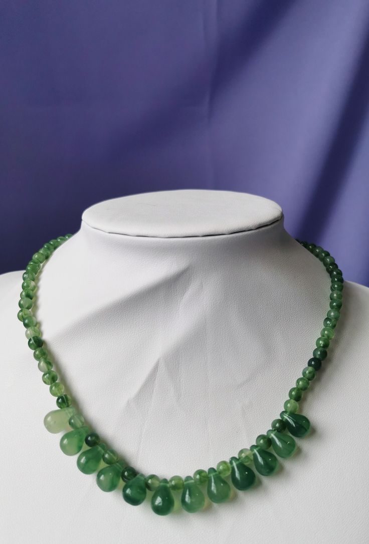 This beautiful and royal-looking green necklace is the perfect last touch to your evening outfit! Elegant Green Beaded Necklaces With Polished Beads, Elegant Green Beaded Necklace With Round Beads, Formal Green Jewelry With Gemstone Beads, Green Gemstone Beads Jewelry For Formal Occasions, Elegant Green Jade Crystal Necklace, Formal Green Necklace With Gemstone Beads, Elegant Green Single Strand Necklace, Green Gemstone Beads Necklace, Elegant Beaded Jade Crystal Necklaces