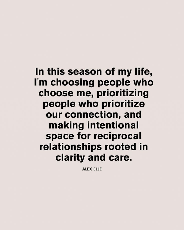 an image with the quote in this season of my life, i'm choosing people who choose me, prioritizing people who prioritiize our connection and making international space for