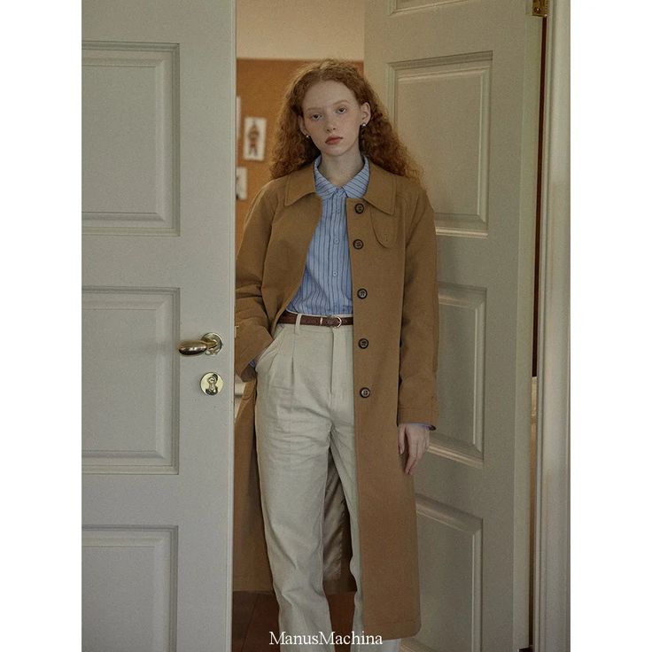 A trench coat with a classic British feel. It has a sturdy texture with just the right thickness. Although it is casual, it exudes an elegant elegance. A classic item that is timeless. 
 
 
 Size 
 
 S size 
 
 Length: 108cm 
 Bust: 115cm 
 Sleeve length: 70.5cm 
 
 M size 
 
 Length: 110cm 
 Bust: 119cm 
 Sleeve length: 72cm 
 
 
 
 
 
 
 Material 
 
 cotton 
 Lyocell 
 Polyester 
 
 
 Model worn 
 
 Wearing size 
 
 M size 
 
 Model dimensions 
 
 Height: 169cm 
 Weight: 54kg Elegant Button-up Outerwear For Everyday, Elegant Everyday Button-up Outerwear, Classic Brown Pea Coat For Work, Elegant Everyday Long Coat, Classic Tailored Beige Pea Coat, Classic Gabardine Pea Coat, Timeless Beige Business Casual Outerwear, Classic Beige Single Breasted Pea Coat, Classic Single-breasted Beige Pea Coat