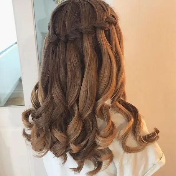 15 Adorable Hairstyles For Junior Bridesmaids Junior Bridesmaid Hair, Kids Hairstyles For Wedding, Jr Bridesmaid, Romantic Hairstyles, Glamorous Hair, Flower Girl Hairstyles, Curly Bob Hairstyles, Haircut For Thick Hair, Crown Hairstyles