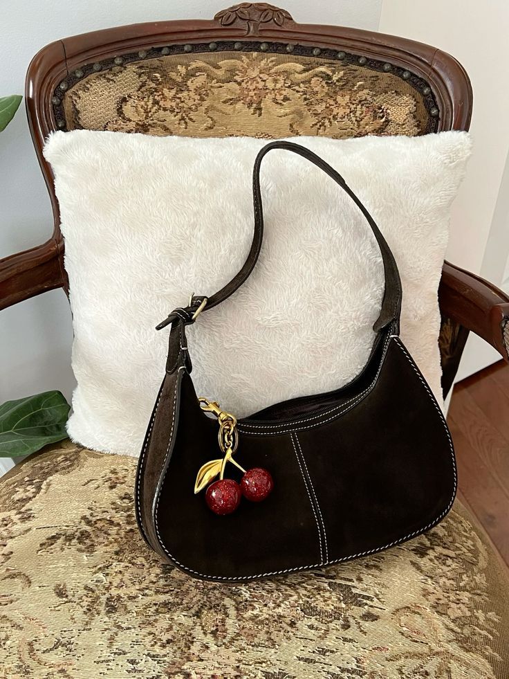 Vintage Bag Design, Coach Bags With Charms, Cute Vintage Bags, Cherry Bag Charm, Coach Bag Brown, Coach Cherry Charm, Coach Bags Vintage, Vintage Purse Aesthetic, Cherry Coach Bag