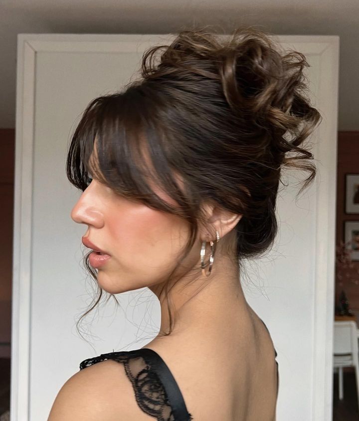 - Check more at https://howcandothis.com/hairstyleideas/66134/ Messy High Bun With Bangs, Updos For Long Face Shape, Md Hairstyles, Messy Bun With Bangs, Chic Hairstyle, Ball Hair, Wedding Bun Hairstyles, Guest Hair, Messy Updo