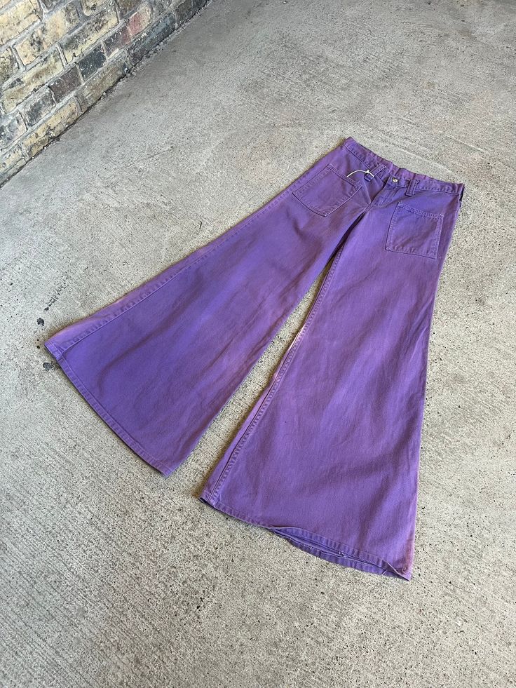 1970s Wrangler bell bottoms - great color, and some sun fading throughout.  Measurements flat:  27" Waist  9" Rise  36" Hip  29" Inseam  16" Across bottom hem All sales final, please ask any questions you have before buying! Thanks! Vintage Cotton Flare Jeans For Fall, Vintage Style Cotton Flare Jeans For Fall, Washed Flare Cotton Bottoms, Washed Cotton Flare Bottoms, Retro Flare Cotton Jeans, Faded Cotton Flare Jeans For Summer, Hippie Wide Leg Flare Jeans For Festival, Hippie Wide Leg Spring Flares, Hippie Wide-leg Flare Jeans For Festival