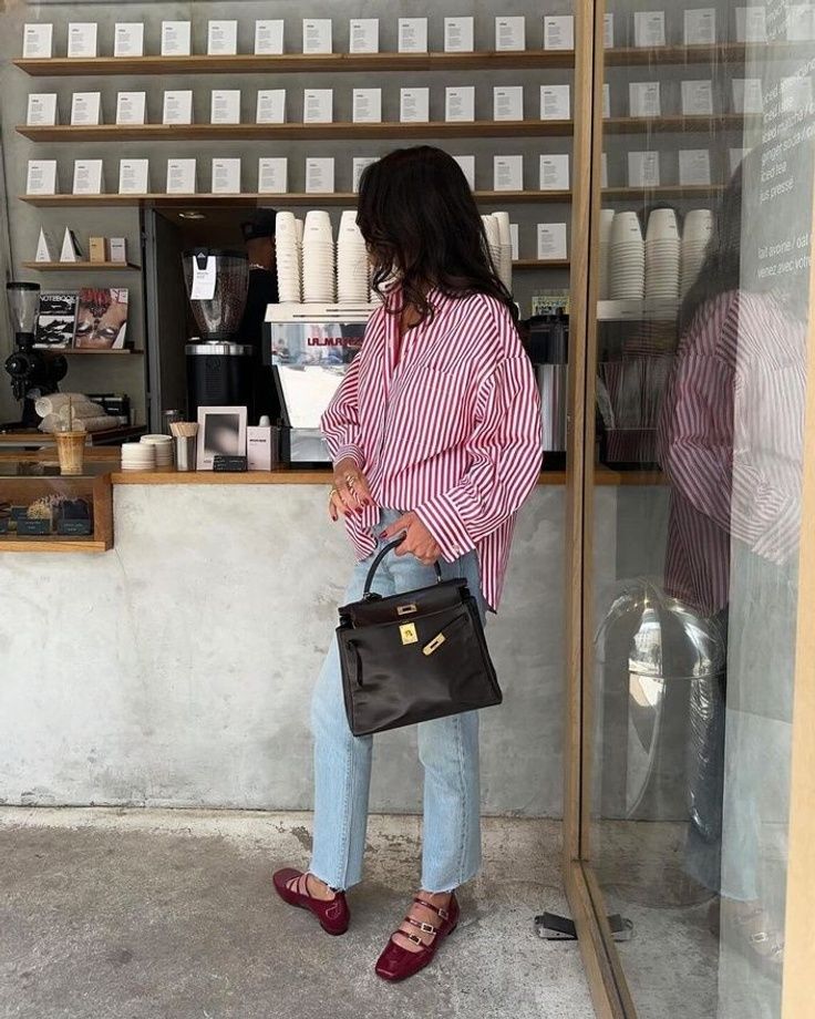 Get ready for your coffee dates with these classy outfits, perfect for anyone who's looking for ideas that blend work style with after-work plans. Whether you're planning a morning meetup or an afternoon catch-up, we've got ideas for every vibe. This trendy look with jeans, a red striped button-up shirt and red Mary Jane flats is just perfect for any season! Mary Jane Flats Outfit, Mary Jane Outfit, Mary Janes Outfit, Outfits With Striped Shirts, Chica Chola, Dinner Outfit Casual, Coffee Date Outfits, Red Striped Shirt, Latina Outfits