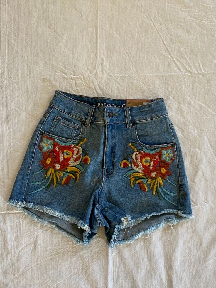 Girls Size 2 Denim Shorts With Flower Embellishments Vintage Floral Embroidered Bottoms For Summer, Vintage Embroidered Summer Bottoms, Emo Shorts, Cute Short, Embroidered Jean Shorts, Tropical Shorts, Hippie Jeans, Turning 20, Outfit Aesthetics