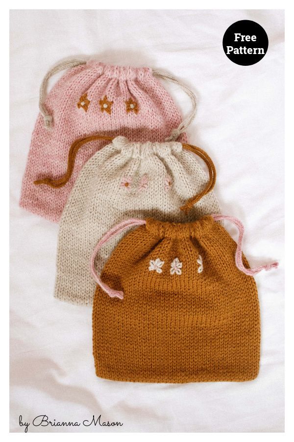 three knitted bags sitting next to each other on a white sheet with text overlay that says free pattern