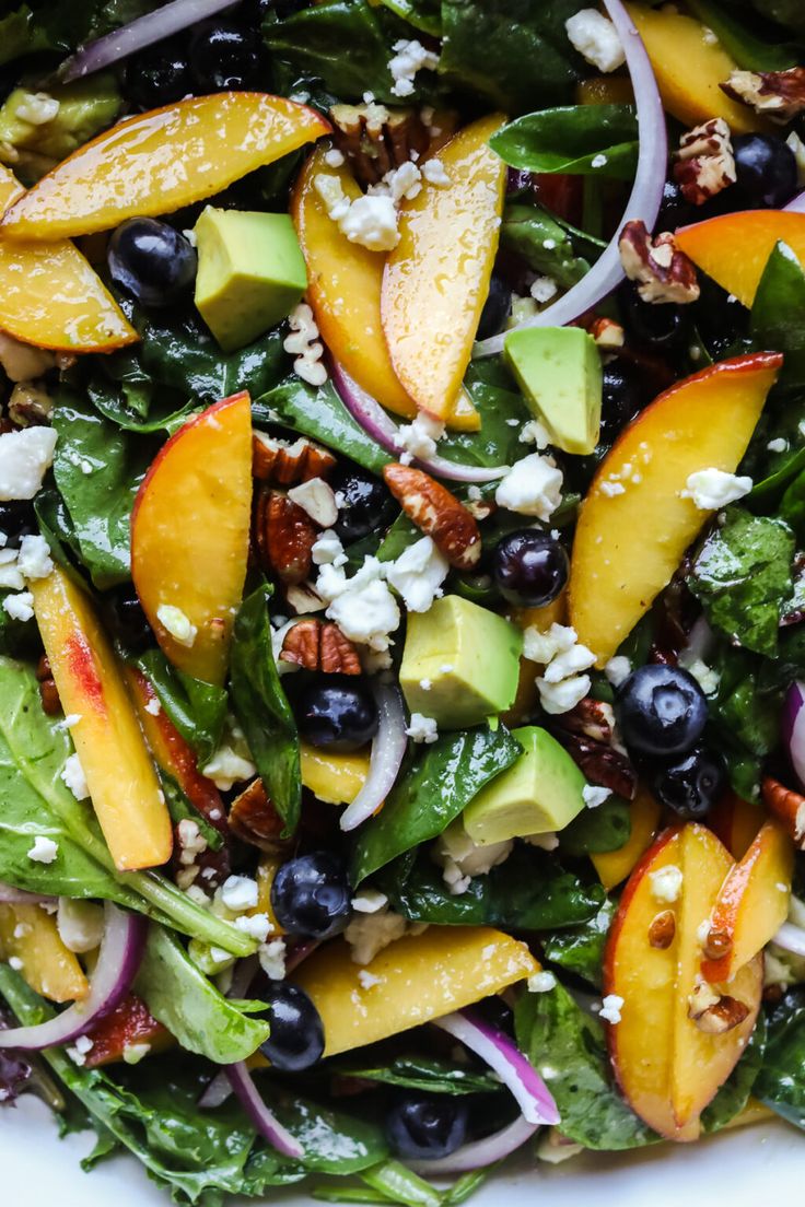 Peach Salad with Honey Vinaigrette — Her Wholesome Kitchen Peach Salad Recipes, Brunch Salad, Honey Vinaigrette, Sliced Peaches, Blueberry Salad, Side Salad Recipes, Fresh Salad Recipes, Superfood Salad, Peach Salad