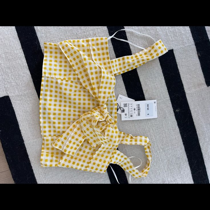 Cute Gingham Crop Top Nwt Chic Plaid Summer Tops, Chic Gingham Tops For The Beach, Chic Plaid Tops For The Beach, Chic Plaid Tops For Beach, Plaid Tops For Spring, Plaid Tops For Beach And Spring Season, Gingham Tops For Beach In Spring, Plaid Tops For Beach Outings In Spring, Zara Plaid Tops For Spring