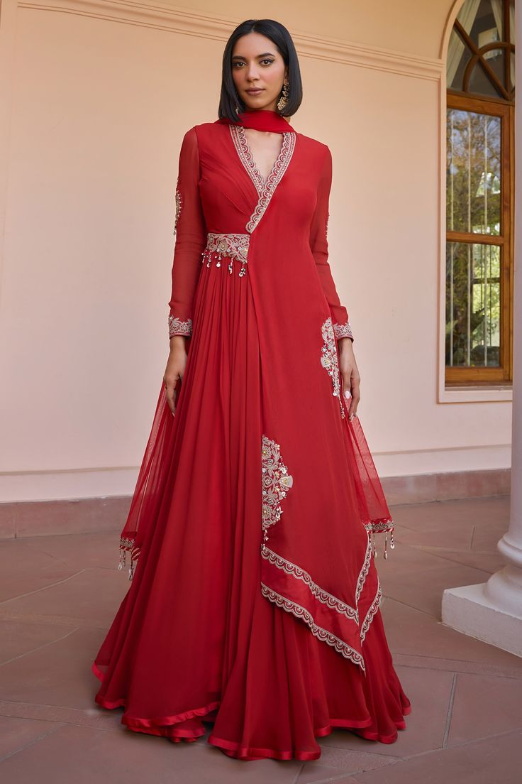 Dupatta Designs For Lehenga, Bridal Trousseau Outfits, Sabyasachi Anarkali Gowns, Floor-length Kurta With Sheer Dupatta For Reception, Red Anarkali Dress With Sheer Dupatta, Red Anarkali Gown With Sheer Dupatta, Red Anarkali Set For Reception During Eid, Red Gown With Traditional Drape For Eid, Red Anarkali Gown For Reception