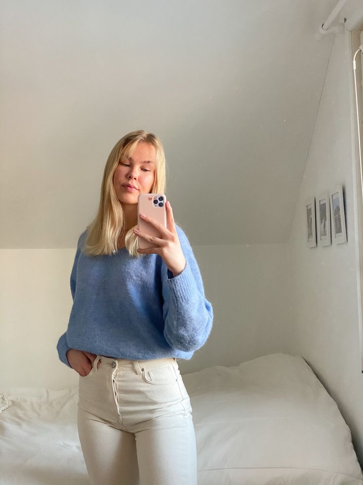 Light Blue Socks Outfit, Cropped Blue Sweater Outfit, Pale Blue Cardigan Outfit, Outfits With Blue Sweaters, Light Blue Crewneck Outfit, Powder Blue Sweater Outfit, Light Blue Wide Jeans Outfit, Light Blue Pullover Outfit, Jean Celeste Outfits