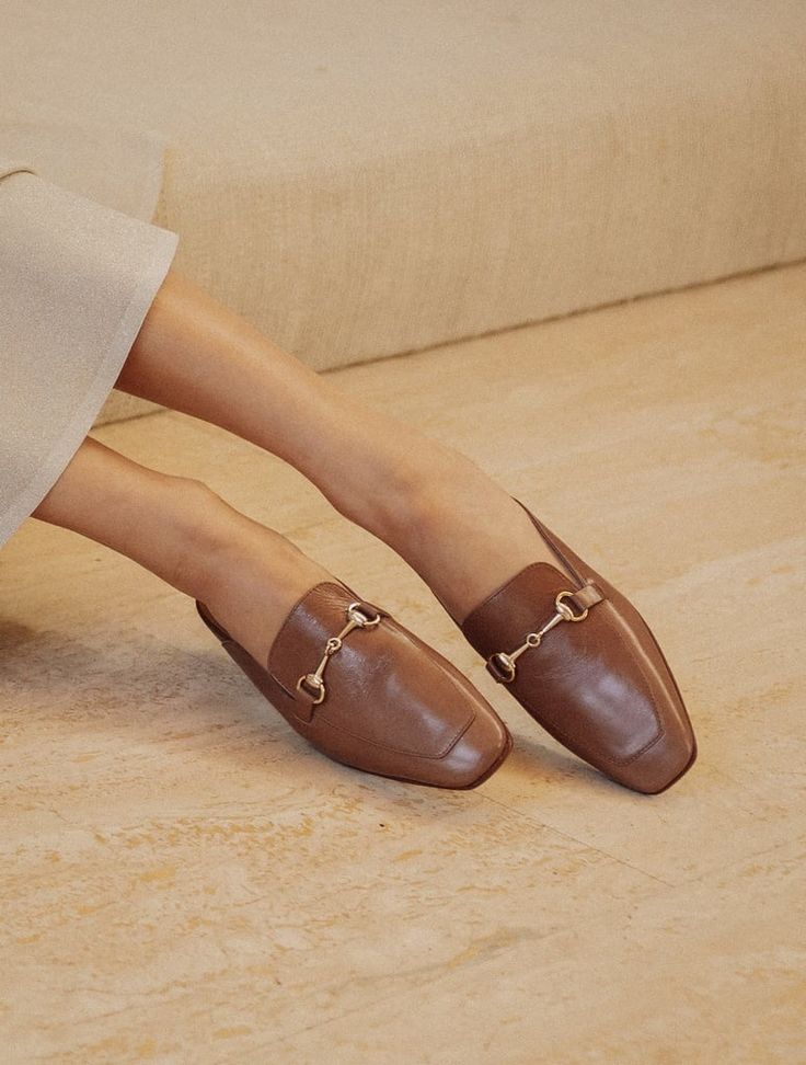 Emy Mocha - Mocassins mules à mors doré en cuir taupe Ballerina Trend, Mule Loafers, Mocha Mousse, Preppy Women, Oxford Platform, Chunky Loafers, Shoes Model, Wedge Loafers, Mocha Color