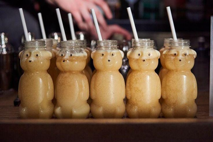 there are many little bears with straws in them