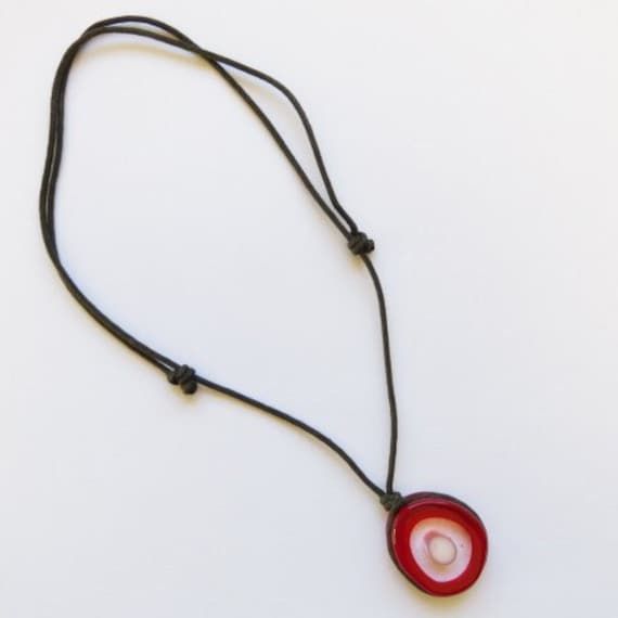 Necklace composed of a glass paste bead, mounted on waxed cotton, sliding knot Adjustable length Delivered in a gift bag Gift Round Pendant Necklace With Sliding Knot, Pendant Necklace With Adjustable Waxed Cord, Gift Necklace With Adjustable Waxed Cord, Adjustable Glass Round Pendant Necklace, Waxed Cord Pendant Necklace Gift, Adjustable Glass Beaded Pendant Necklaces, Adjustable Glass Pendant Beaded Necklaces, Waxed Cord Round Pendant Necklace For Gift, Adjustable Round Pendant Beaded Necklace For Gift