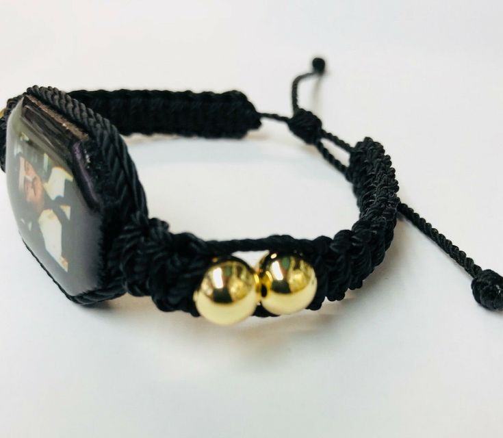 Pulsera hecha a mano de Jesus Malverde doble tejida con hilo reforzado en color negro y bolas chapeado en oro laminado es una pulsera ajustable para hombre o mujer material: hilo reforzado#18 color negro bolas dorado 8mm en oro laminado tableta de madera color negro con imagen de Jesus Malverde por ambos cubierta con resina para no despintarse en cuando suda al usarse Tambien se puede hacer de diferente color de hilo, preguntenos!! porque lo hacermos la pulsera en cuando lo ordena Casual Gold Jewelry With Adjustable Cord, Casual Gold Bracelet With Adjustable Cord, Handmade Adjustable Braided Bracelets As Fashion Accessory, Handmade Adjustable Friendship Bracelet, Adjustable Gold Rosary Bracelet As Gift, Adjustable Gold Rosary Bracelet For Gift, Adjustable Gold Hand Wrapped Rosary Bracelet, Casual Gold Resizable Beaded Bracelets, Casual Gold Resizable Braided Bracelets