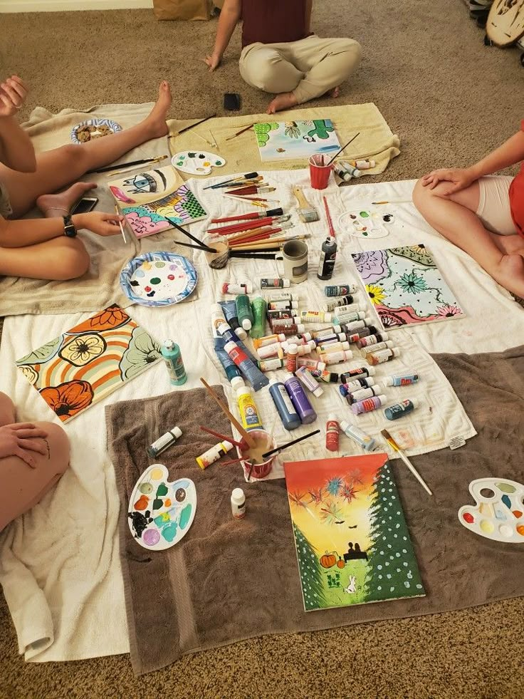 Paintings and supplies in a circle with friends Art Canvas Switching, Art Night Ideas Adults, Switching Canvas Painting, Last Minute Outfit Ideas Night Out, Paint And Switch Every 5 Minutes, 5 Minute Painting Ideas, Pass The Painting Game, Sleepover Painting Ideas, Paint Ideas With Friends