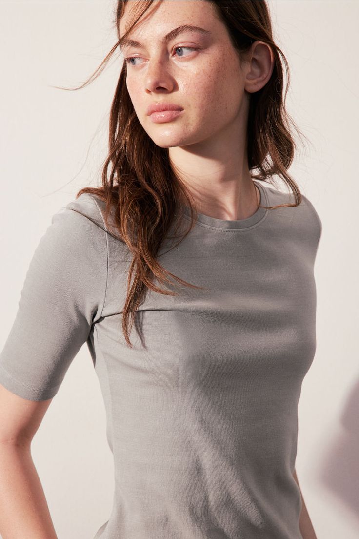 Top in soft cotton jersey. Round  ribbed neckline and short sleeves. Chic Ribbed Crew Neck T-shirt, Fitted Short Sleeve Top With Ribbed Neckline, Fitted Ribbed Short Sleeve Top, Casual Ribbed T-shirt For Spring, Summer T-shirt With Ribbed Neckline, Casual Ribbed Short Sleeve Fitted Top, Ribbed Fitted Top T-shirt For Summer, Summer Ribbed Fitted T-shirt, Trendy Short Sleeve Top With Ribbed Neckline