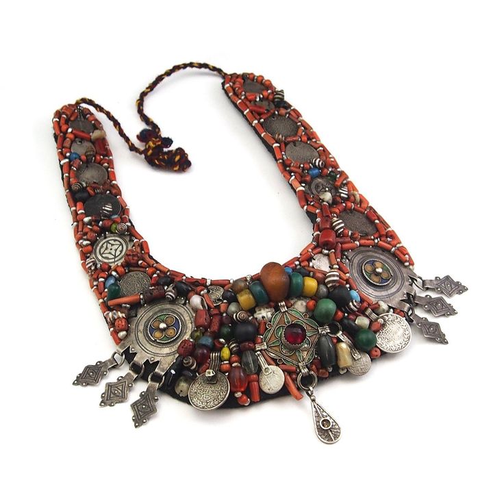 Berber Heirloom Coral/Silver Bib Berber Embroidery, African Garments, Berber Jewelry, African People, Oogie Boogie, Jewellery Ideas, The 50s, Bead Embroidery, Bib Necklace