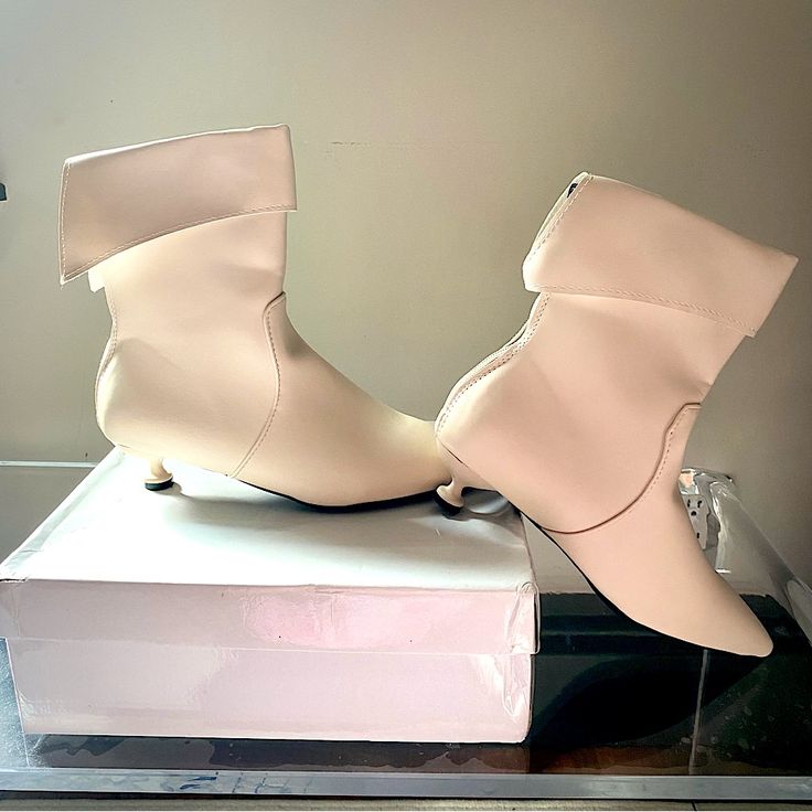 I Purchased These To Satisfy My 80’s Need For A Pair Of White Pointy Toe Booties- But Alas They Run Big. My Loss Is Your Gain! The Size Says 38 (8us). In My Opinion They Run On The Large Size. Perfect For Wider Feet And Someone Who Is A True Size 8 Or Perhaps 8.5. The Material Is A Vegan Style Leather, Lined With A Comfy Foot Bed, Along With Silver Zippers On The Back. Interested? Let Me Know Tags: 80s Boots, 80s Style, Pirate Boots, Kitten Heel Booties, White Boots Retro Spring Heeled Boots With Pointed Toe, 80s Boots, Kitten Heel Ankle Boots, Pirate Boots, Vegan Style, White Kitten, White Kittens, 80s Style, Foot Bed