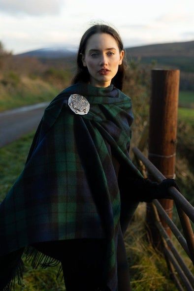 Scottish Outfit Women, Traditional Scottish Clothing, Outlander Style, Celtic Fashion, Scottish Dress, Scottish Women, Scottish Clothing, Tartan Fashion, Celtic Spiral