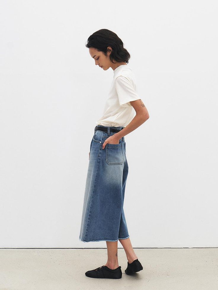 This is a minimal and feminine pants by MOHAN that is made out of high quality and sturdy fabric. With design detail that gives a trendy and refined mood, you can style it with various items for a clean daily outfit. - Relaxed midi length- Mid low rise silhouette- YKK zipper and signature rivets detail- Leather patch on the back Everyday Recycled Denim Bottoms With Frayed Hem, Modern Denim Jeans With Frayed Hem, Light Wash Tapered Leg Work Bottoms, Spring Recycled Denim Bottoms With Frayed Hem, Light Wash Denim Workwear Bottoms, Dark Wash Recycled Denim Bottoms For Spring, Modern High Waist Cropped Denim Jeans, Modern High Waist Denim Cropped Jeans, Light Wash Denim Bottoms For Work