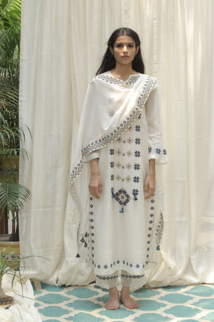 Featuring a cream long panel embroidery kurta ask for attention in its own right beautifully embroidered side seams on both sides of kurta just adds to the style. Color: Cream Fabric: Chanderi Care... Embroidery Khaka, Embroidery Kurta, Easy Clothing, Pleats Dress, Embroidered Patterns, Pakistani Fashion Casual, Long Kurti Designs, White Kurta, Kurta Designs Women