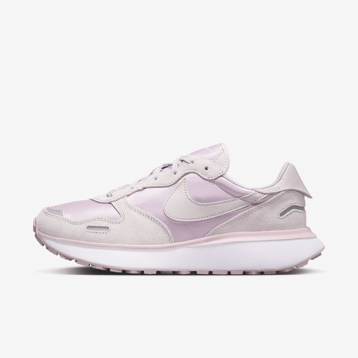 The iconic Nike Swoosh brings heritage style to a streamlined sneaker boasting a monochromatic design and a Waffle-textured sole for ultimate traction. Windows Reference, Vintage Running Shoes, Monochromatic Design, Heritage Fashion, Women Lifestyle, Nike Swoosh, Nike Store, Kids Sneakers, Personal Protective Equipment