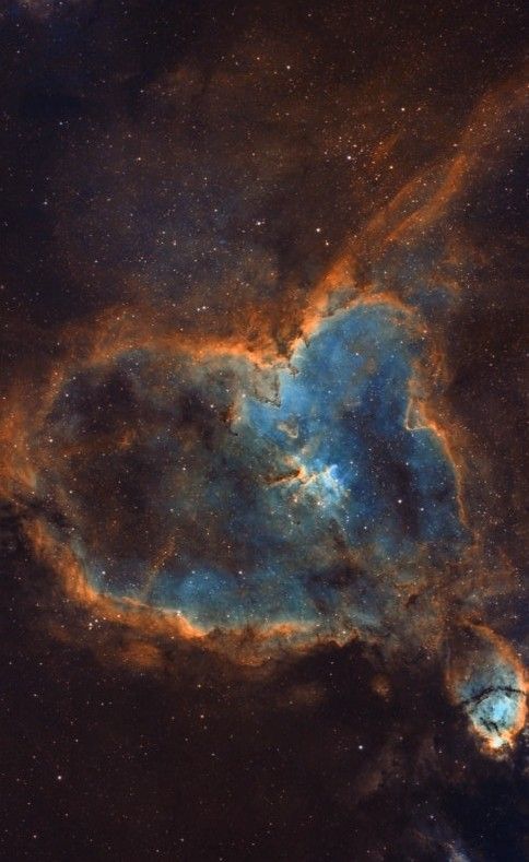 an image of the heart shaped cloud in space, taken by nasa astronauts on oct 11, 2012